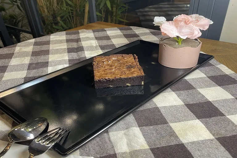 CEVİZLİ BİTTER BROWNİ